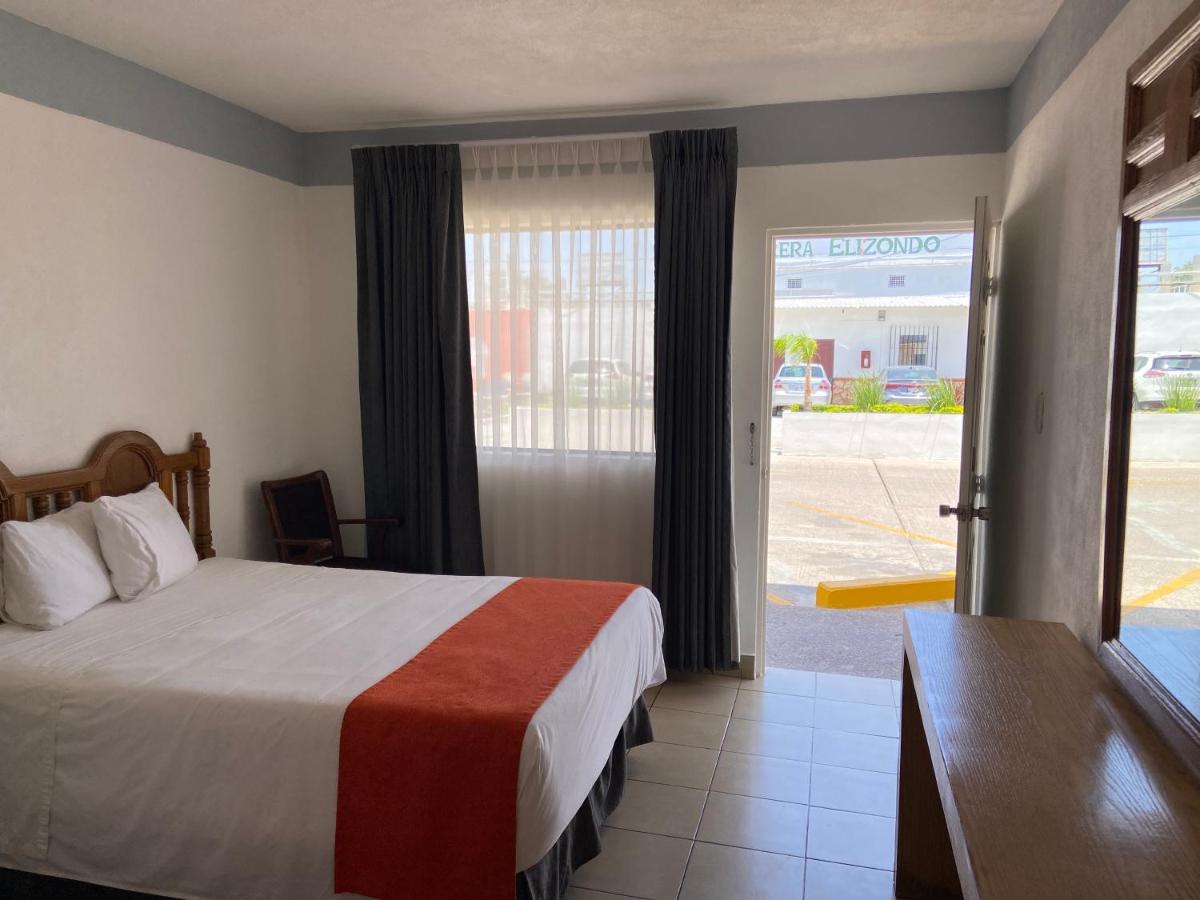 Hotel Los Robles Nuevo Laredo Buitenkant foto